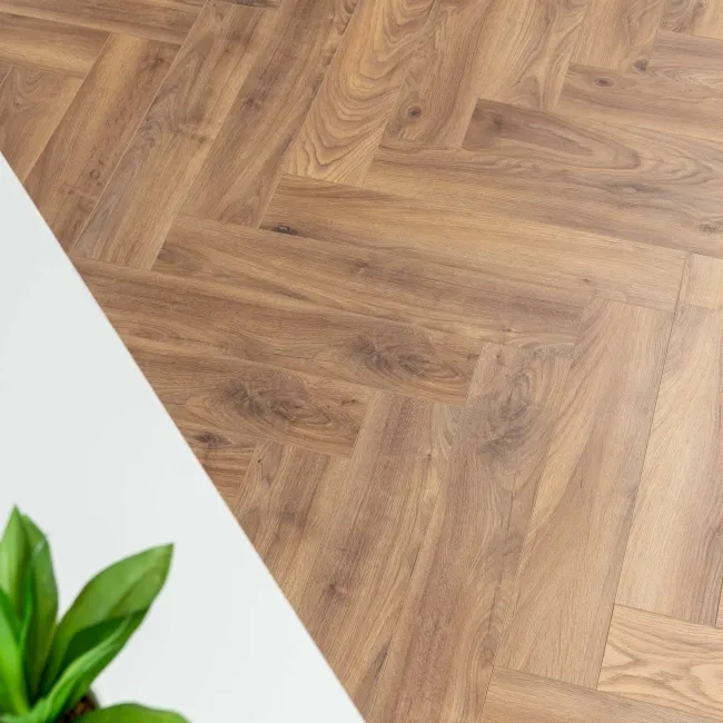 Aberdeen Natural Oak Laminate 8mm Herringbone